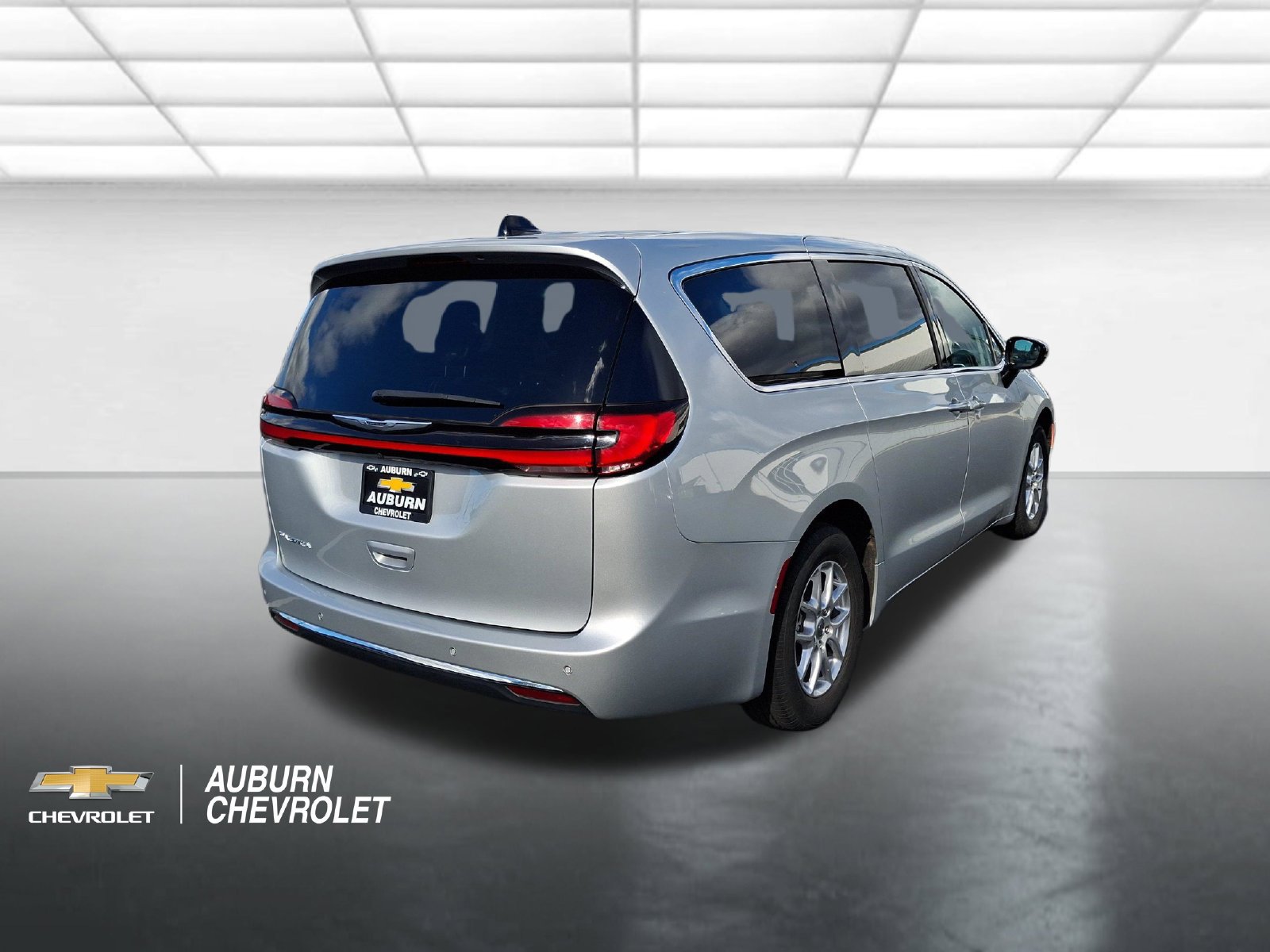 Used 2024 Chrysler Pacifica Touring-L FWD image 3