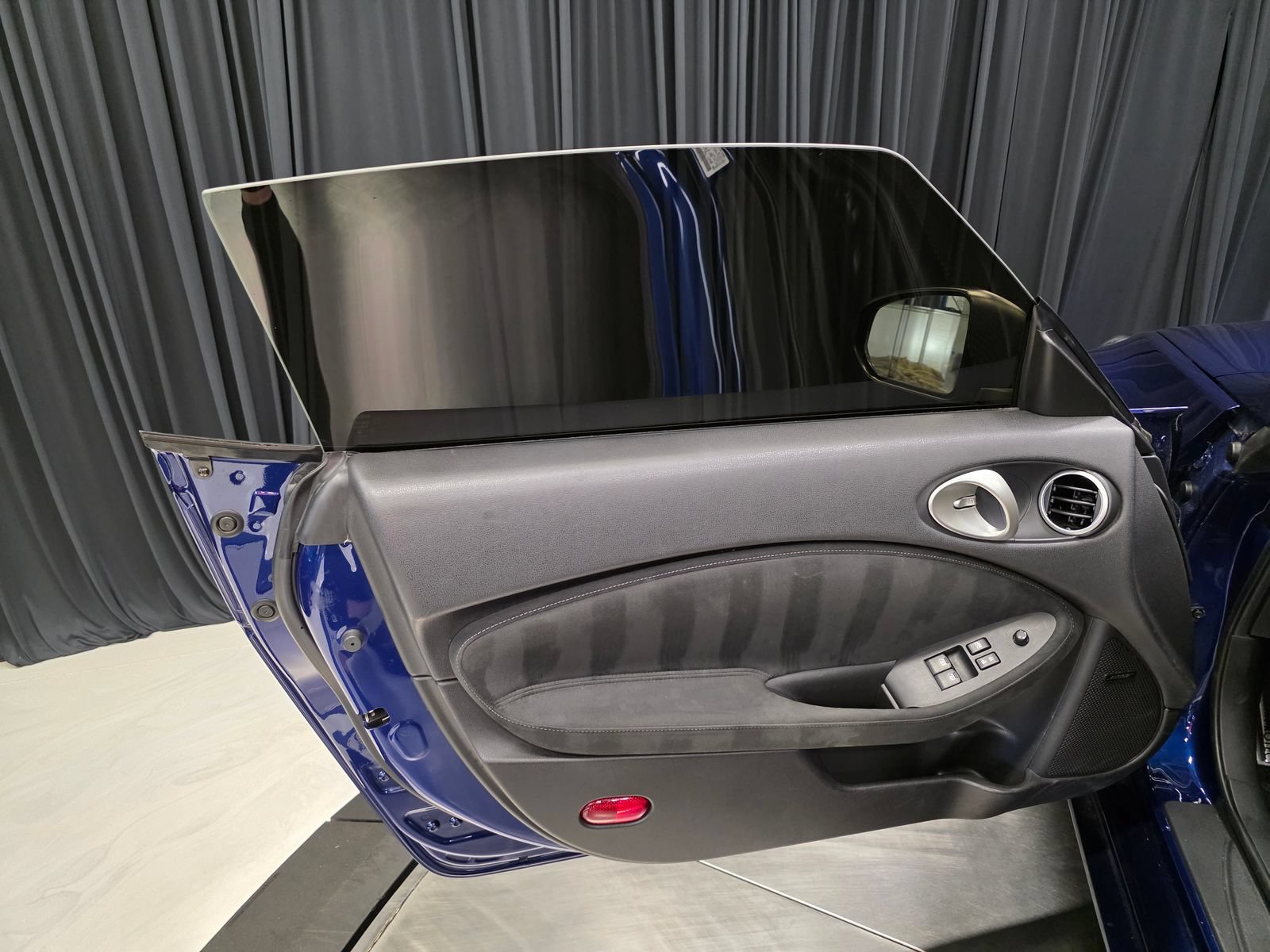 Used 2020 Nissan 370Z NISMO RWD image 17