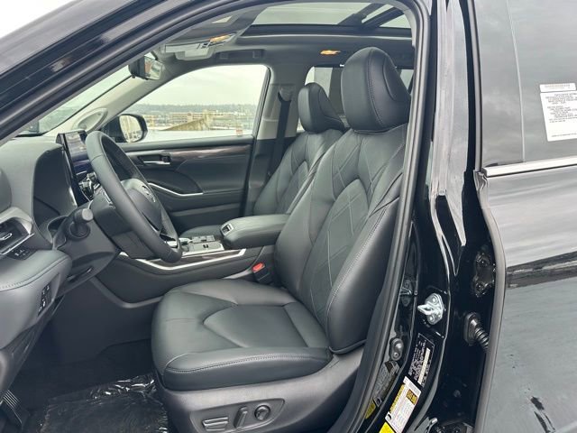 New 2026 Toyota Highlander Platinum image 9