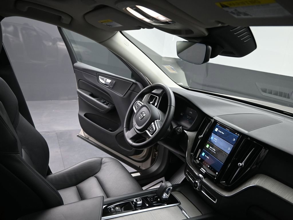 Used 2025 Volvo XC60 B5 Plus image 17
