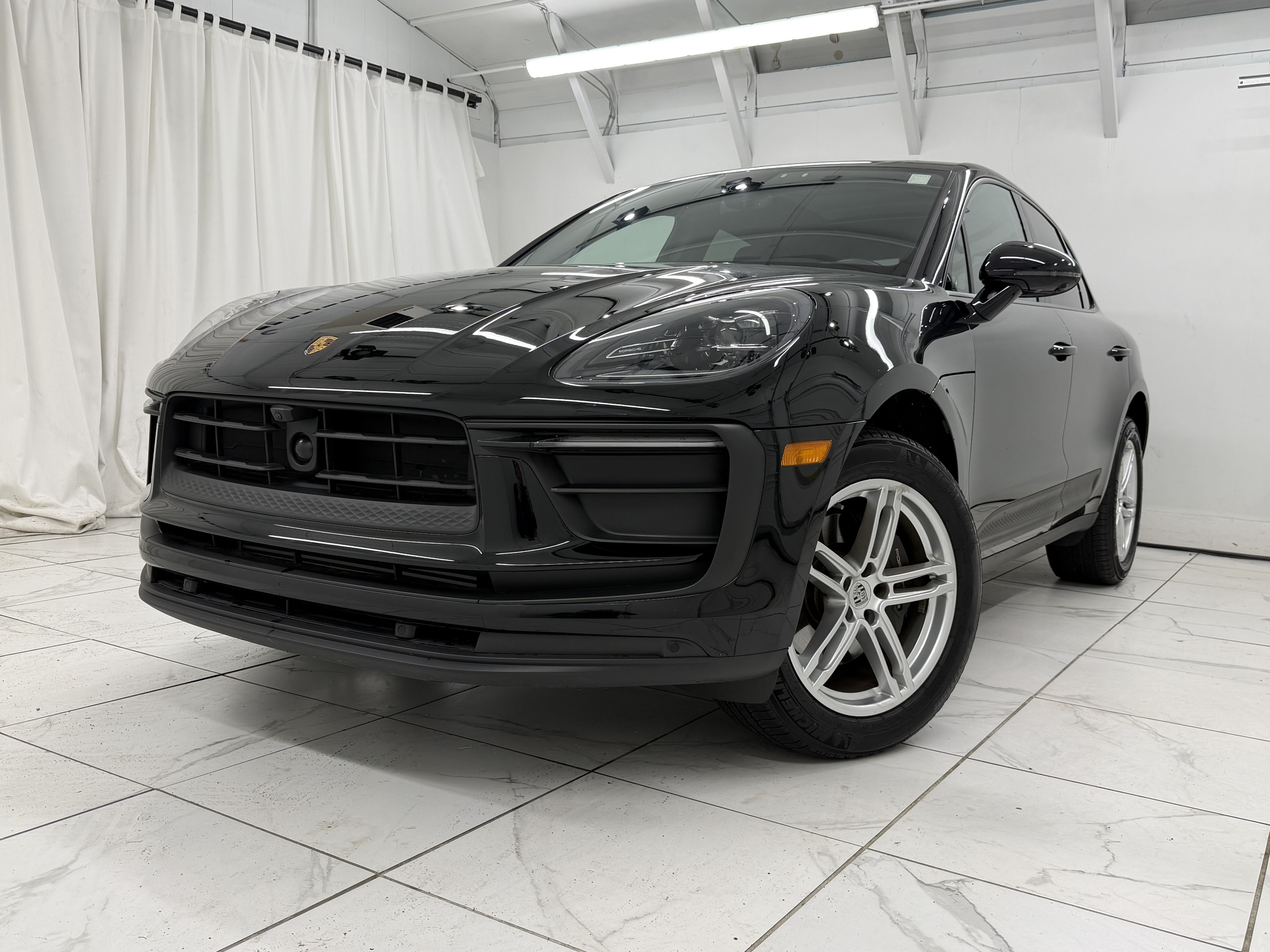 Certified 2025 Porsche Macan AWD/4WD image 8