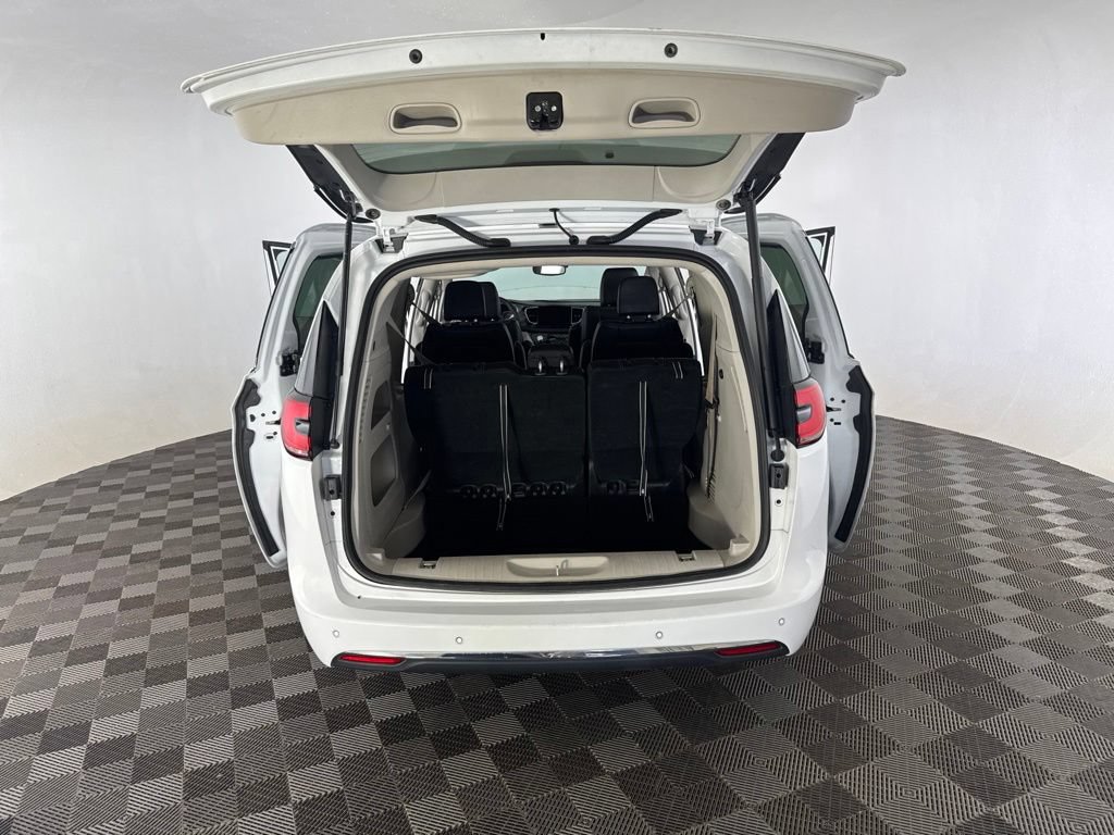 Used 2023 Chrysler Pacifica Touring-L FWD image 17