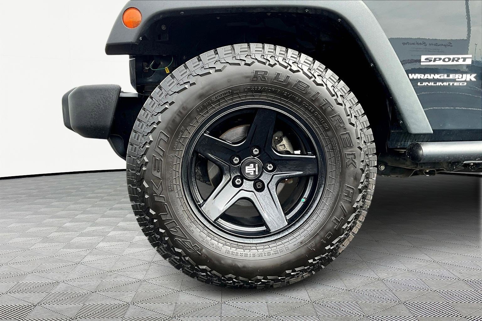 Used 2018 Jeep Wrangler Unlimited Sport w/ Connectivity Group image 34