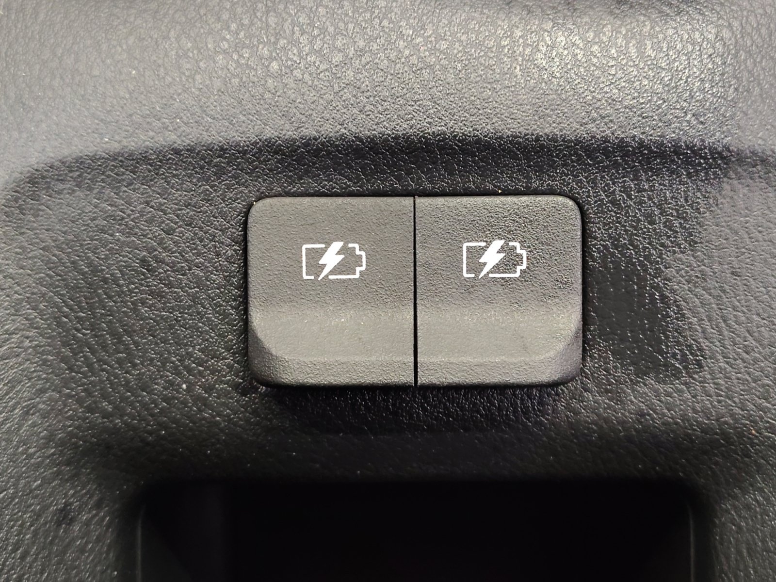Used 2019 Nissan Kicks SR w/ SR Premium Package FWD image 31