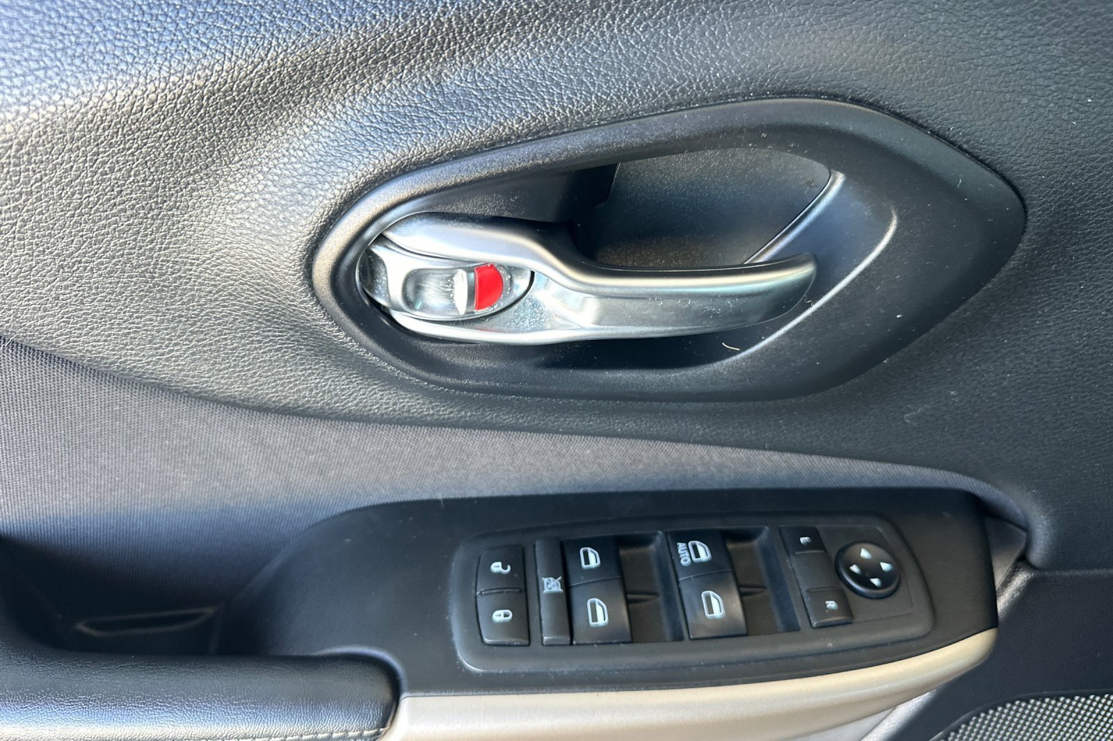 Used 2018 Jeep Cherokee Latitude w/ Altitude Package FWD image 10