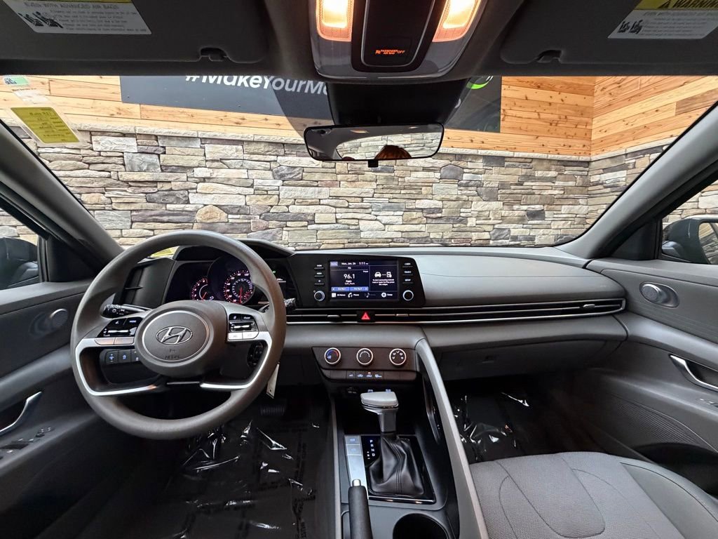 Used 2022 Hyundai Elantra SE image 14