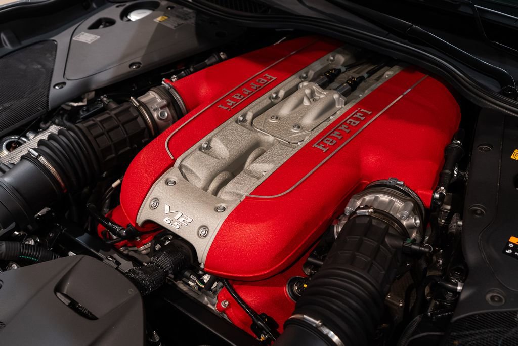 Used 2020 Ferrari 812 Superfast RWD image 18