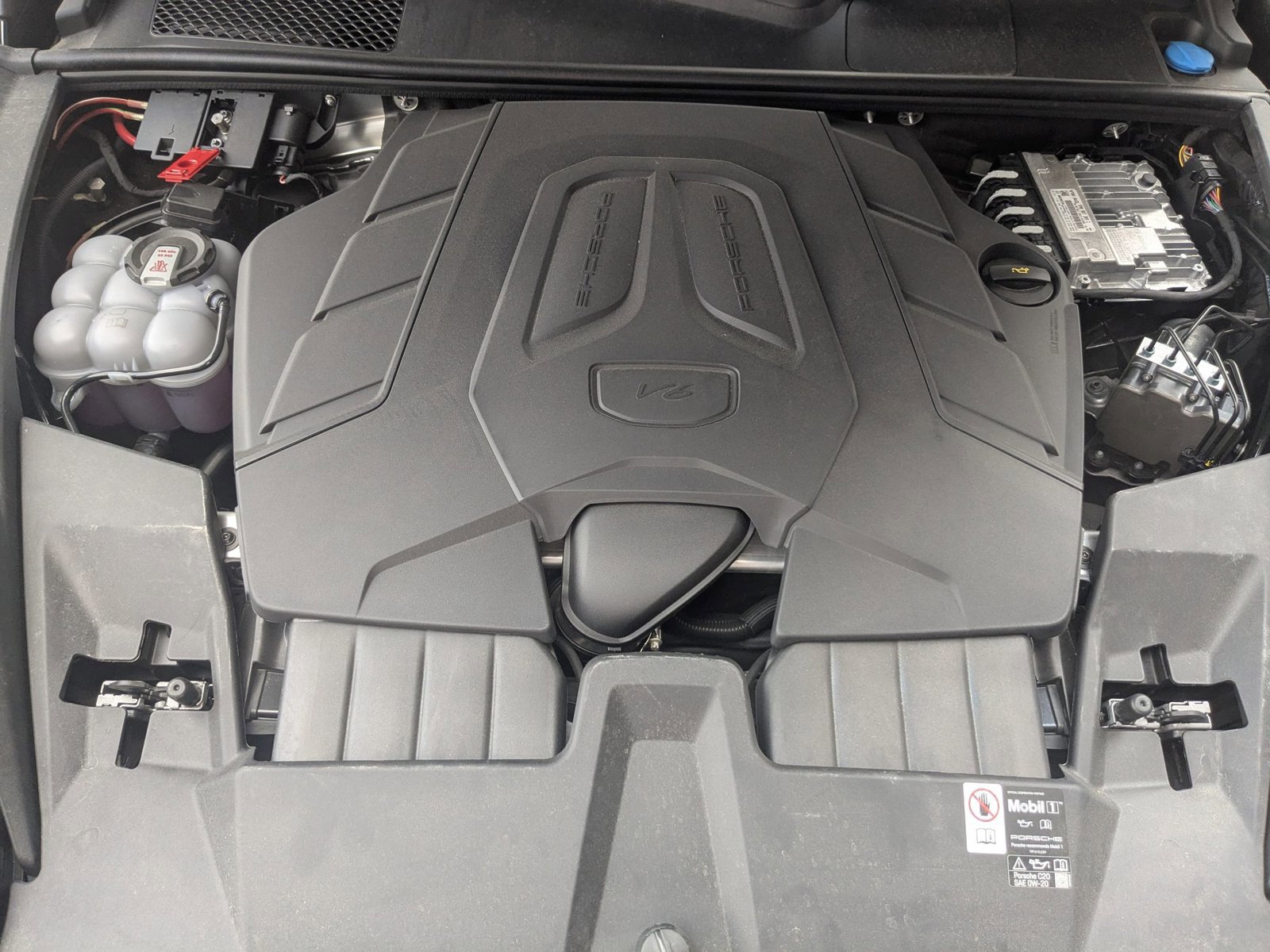 Certified 2025 Porsche Cayenne image 28