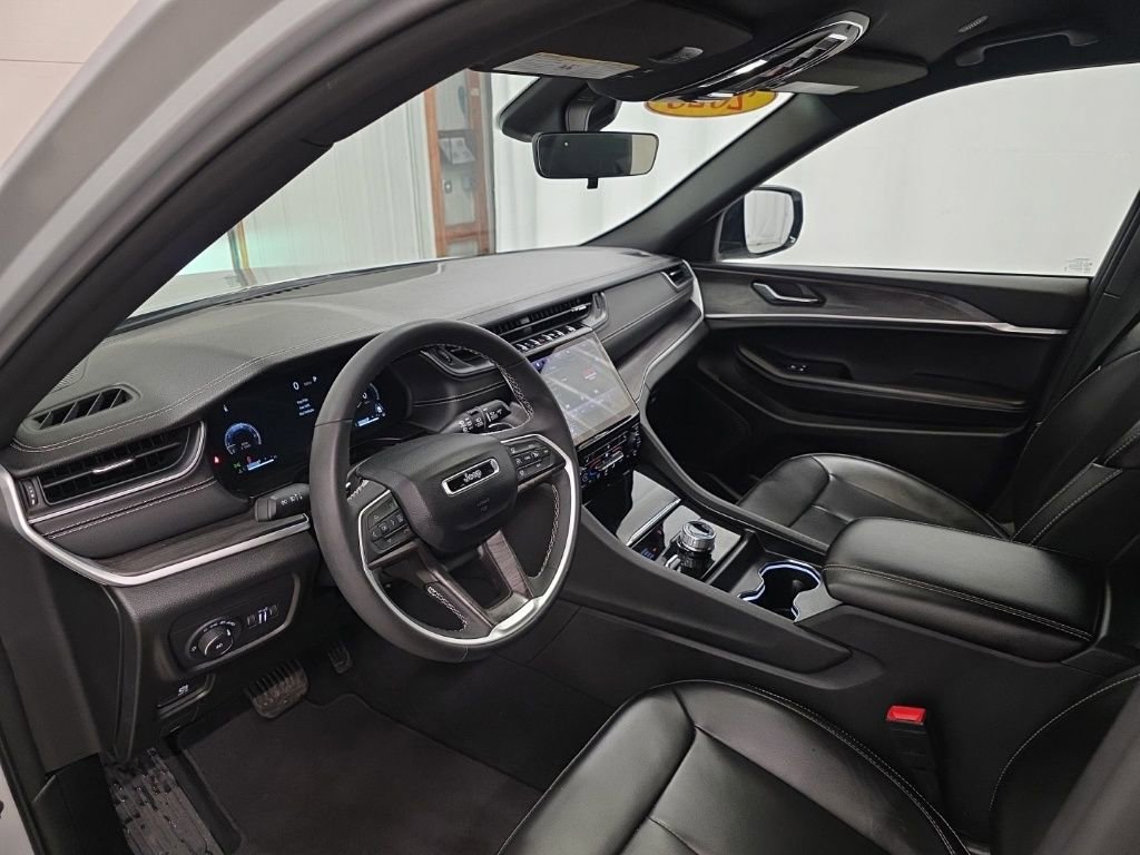 Used 2025 Jeep Grand Cherokee Limited image 13