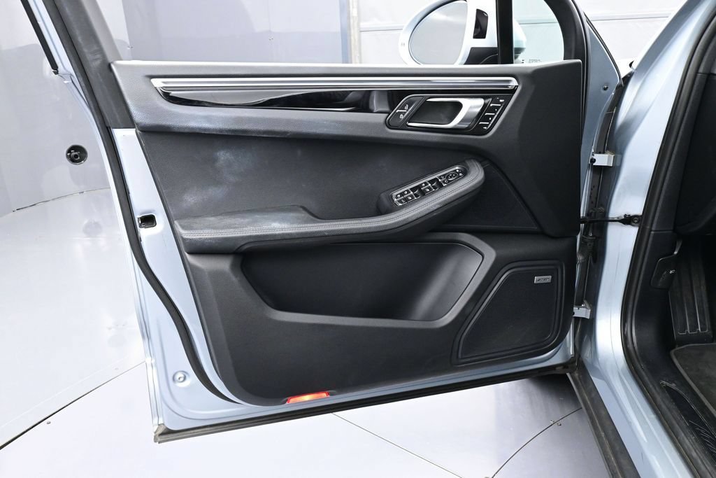Certified 2020 Porsche Macan AWD/4WD image 15