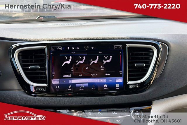 Used 2024 Chrysler Pacifica Touring-L image 9
