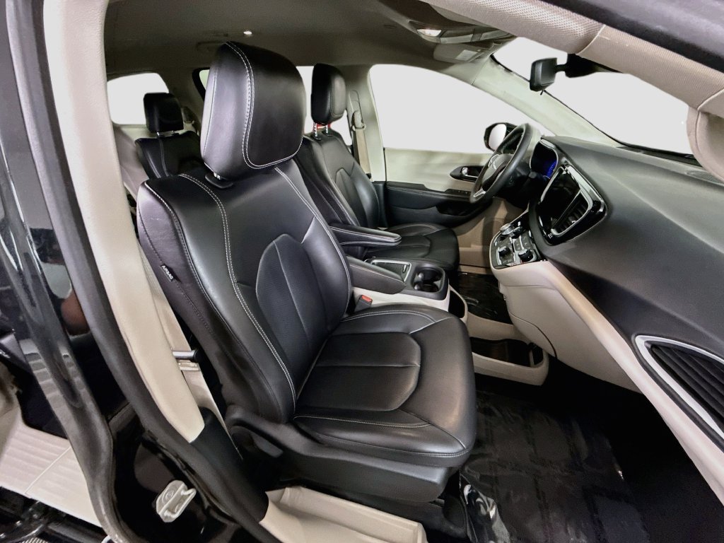 Used 2024 Chrysler Pacifica Touring-L FWD image 33