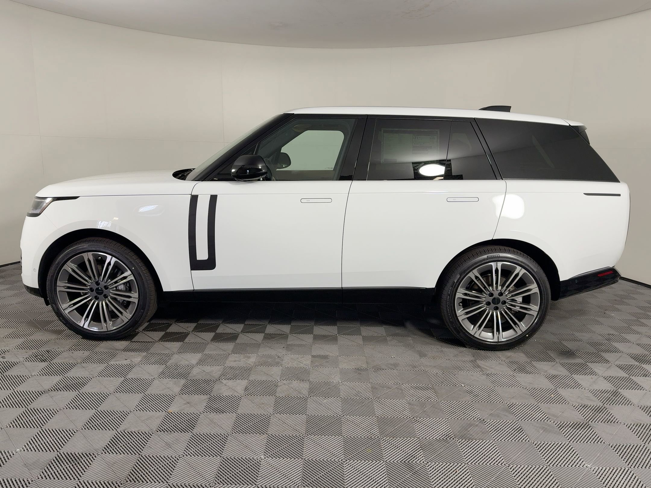 New 2026 Land Rover Range Rover SE image 2
