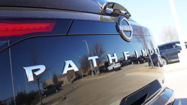 Used 2024 Nissan Pathfinder SV image 12
