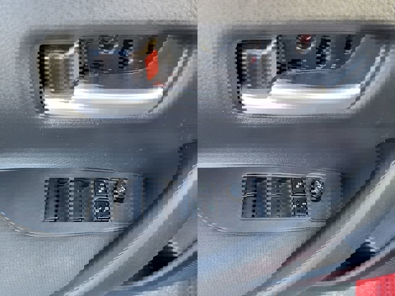 Used 2021 Toyota Corolla LE image 11