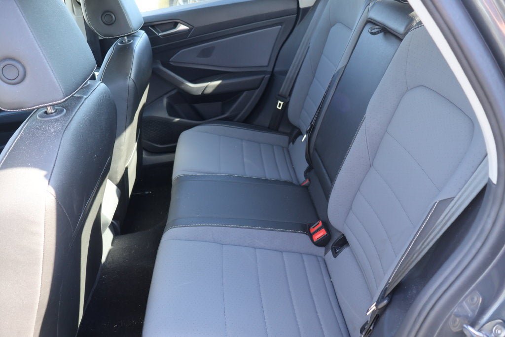 Used 2025 Volkswagen Jetta SE FWD image 8