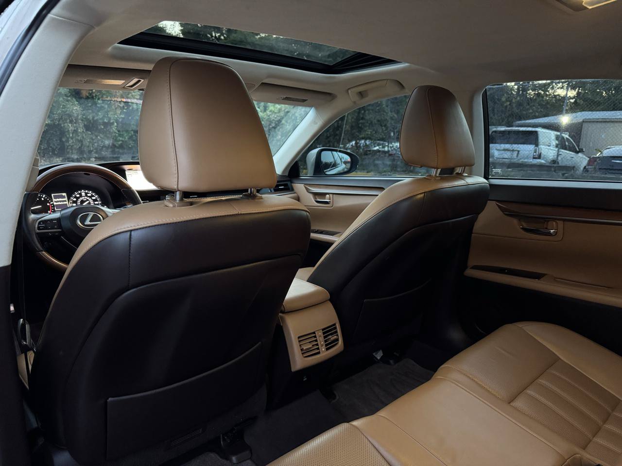 Used 2016 Lexus ES 350 w/ Luxury Package w/Wood Trim FWD image 17