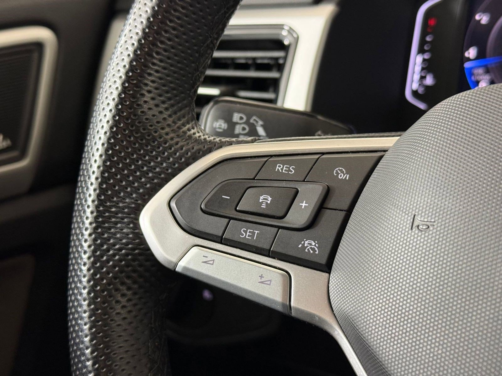 Used 2023 Volkswagen Atlas Cross Sport SEL Premium R-Line AWD/4WD image 17