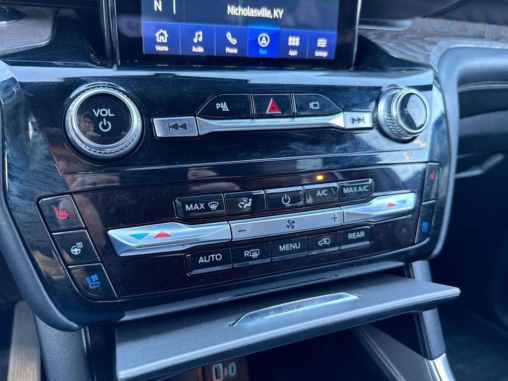 Used 2022 Ford Explorer Platinum w/ Technology Package image 17