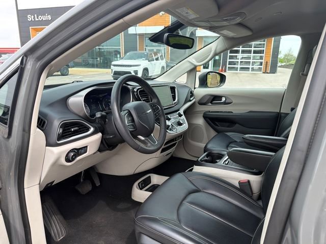 Used 2023 Chrysler Pacifica Touring-L FWD image 22