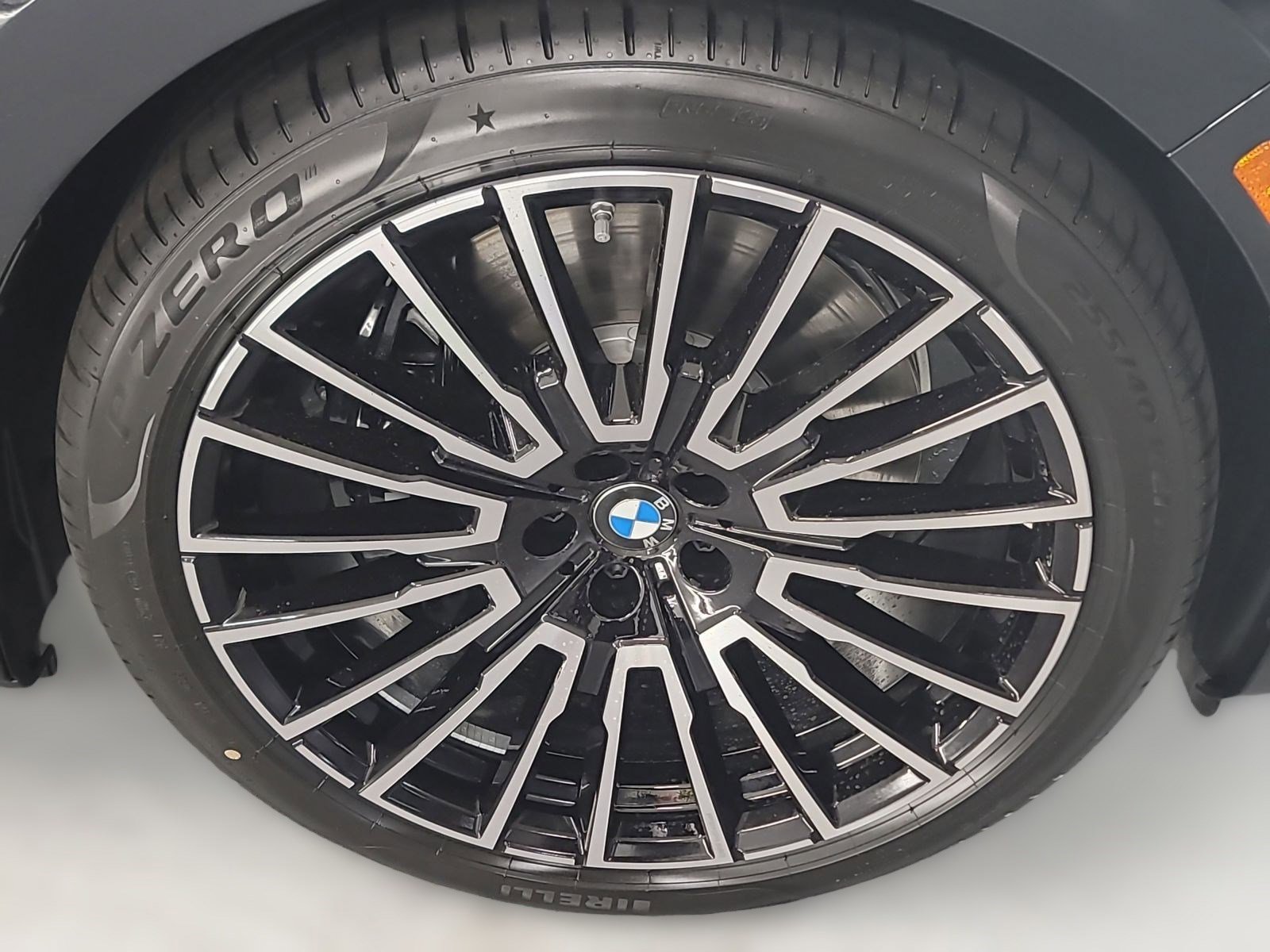 Used 2025 BMW i7 M70 image 3