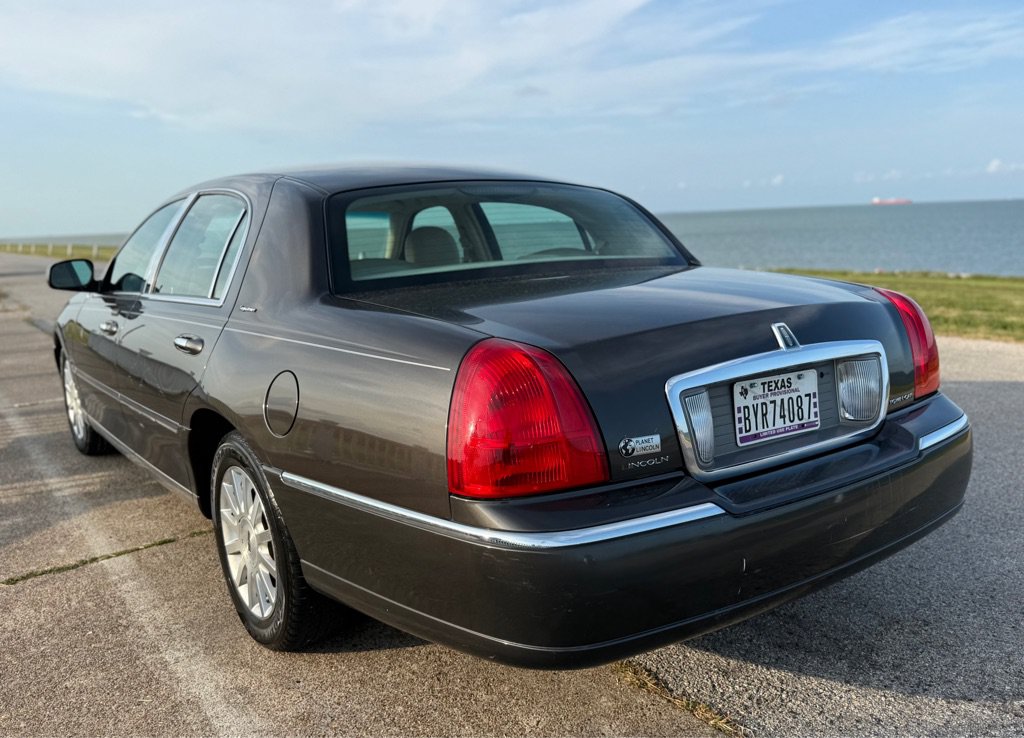 Used 2007 Lincoln Town Car Signature RWD image 7