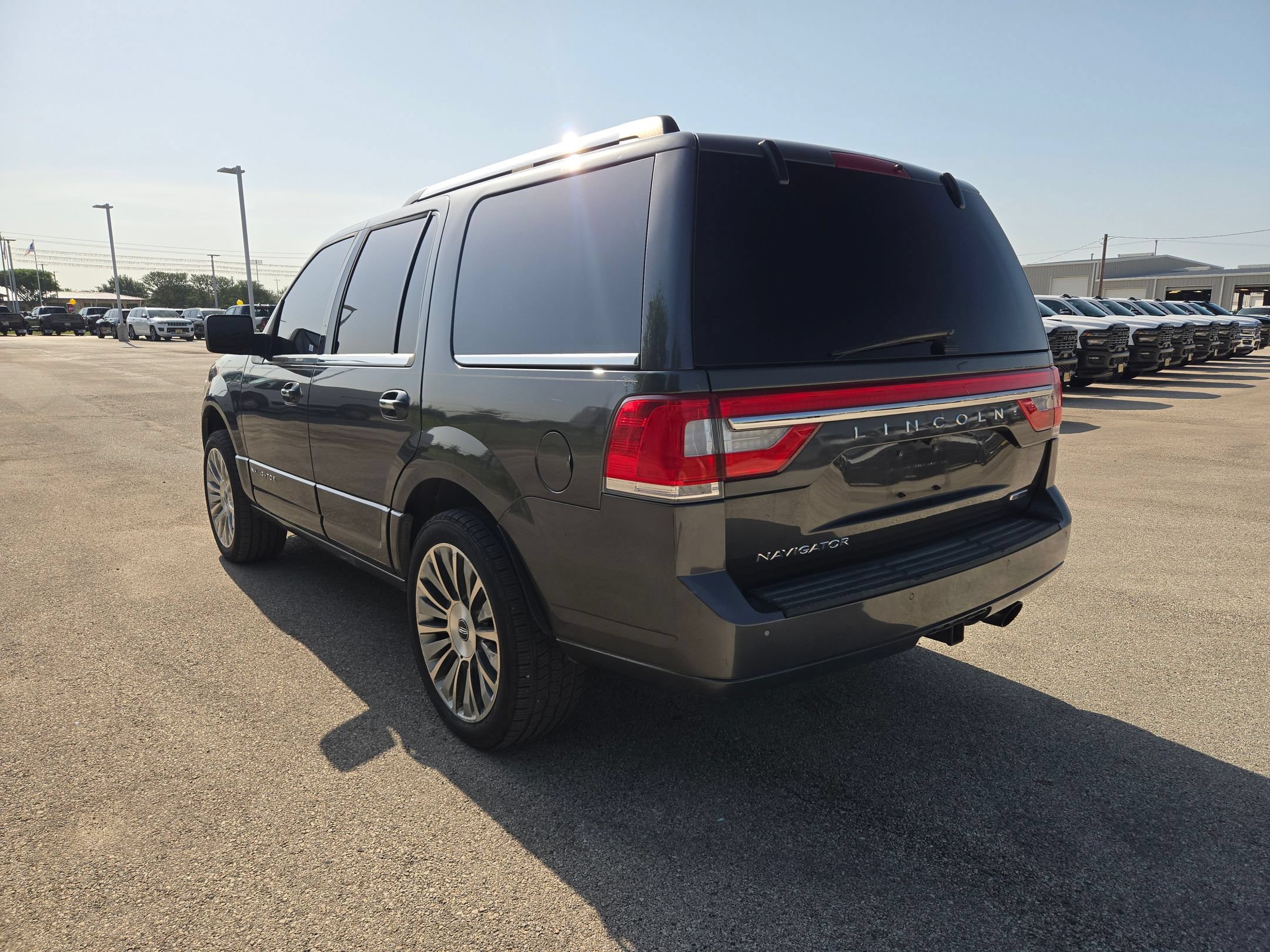 Used 2016 Lincoln Navigator Select RWD image 5