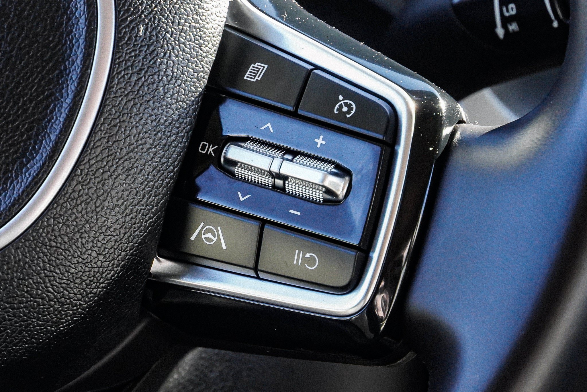 Used 2024 Kia Carnival LX FWD image 34