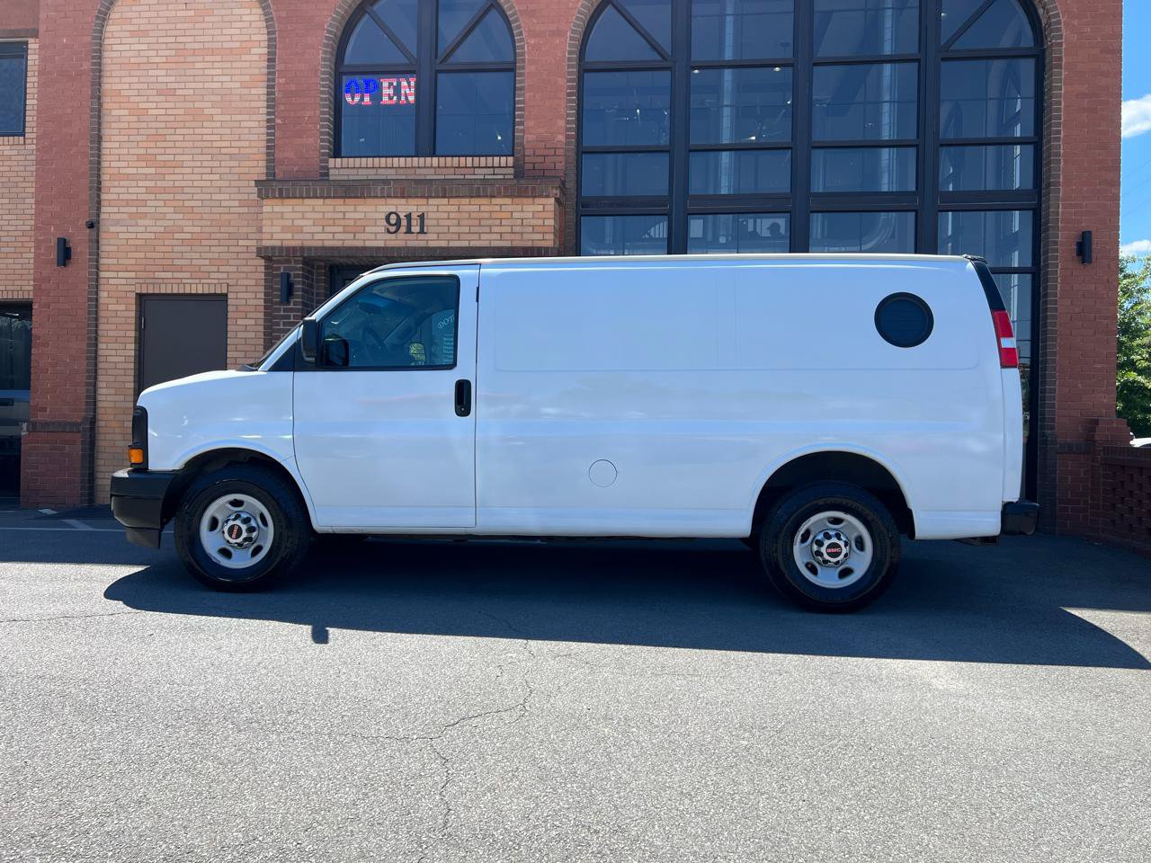 Used 2017 GMC Savana 2500 RWD image 4