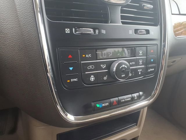 Used 2014 Chrysler Town & Country Touring-L w/ Driver Convenience Group FWD image 18