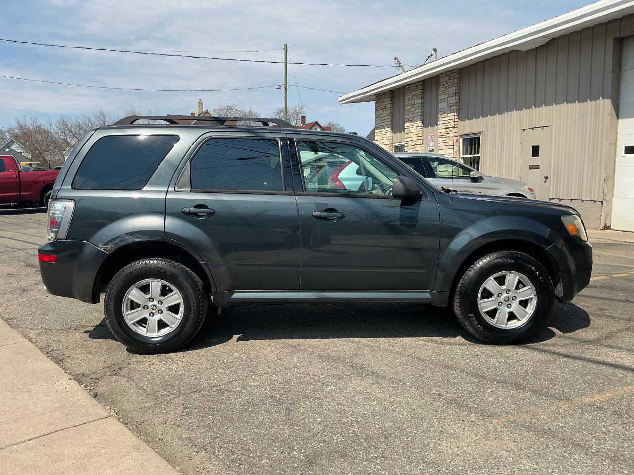 Used 2010 Mercury Mariner 2WD image 2