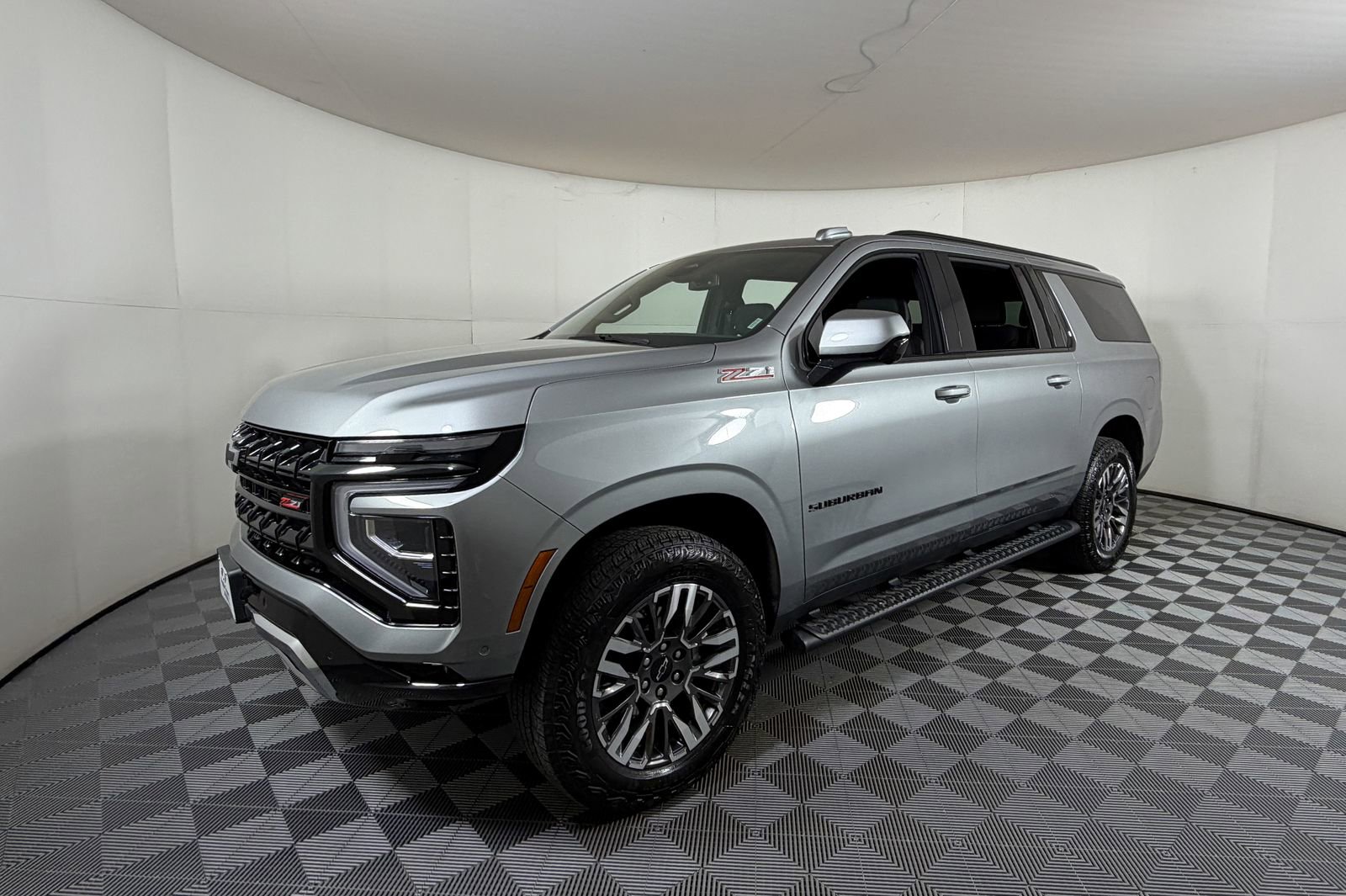 Used 2025 Chevrolet Suburban Z71 AWD/4WD image 2