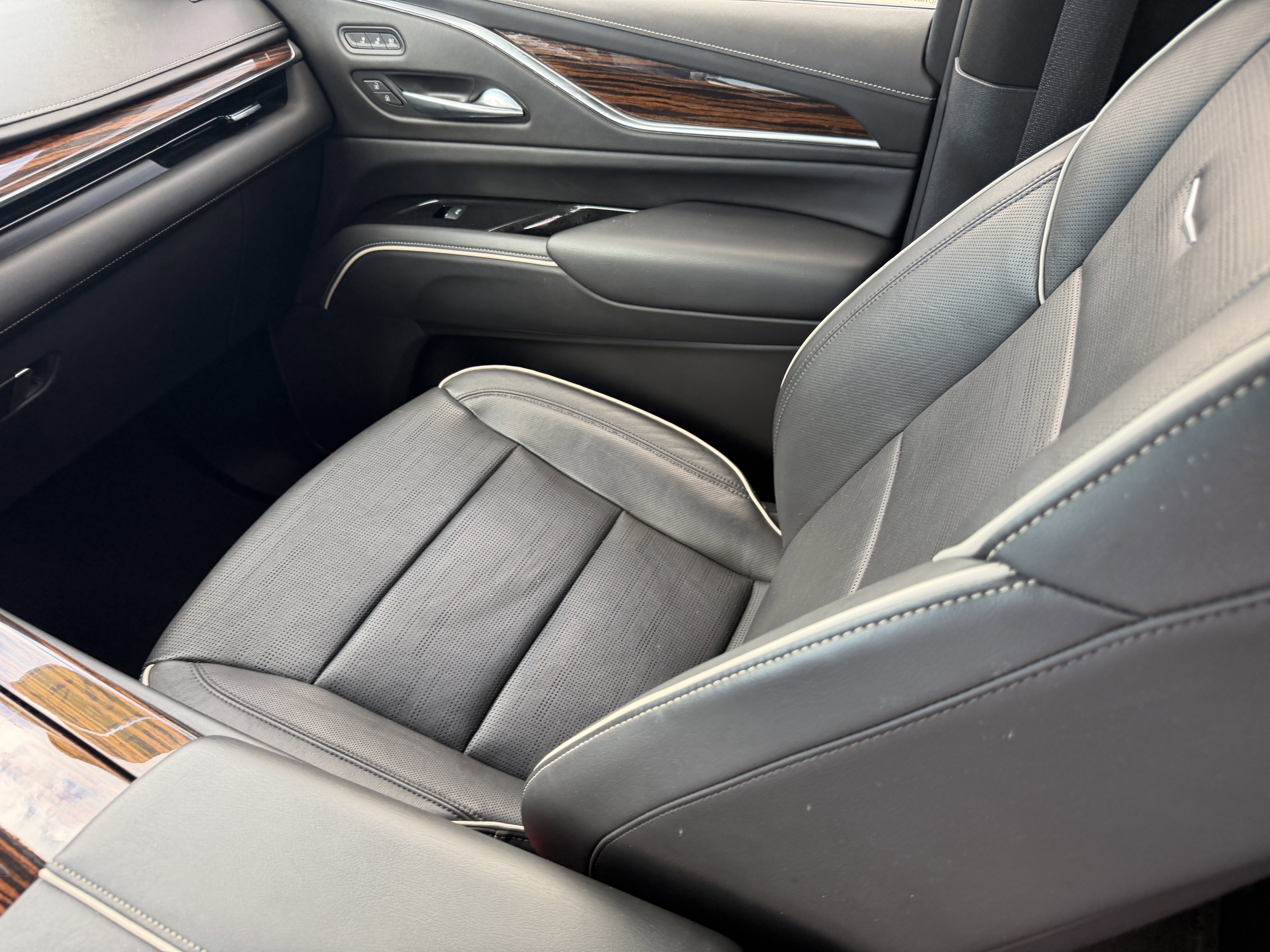 Used 2022 Cadillac Escalade Premium Luxury RWD image 16