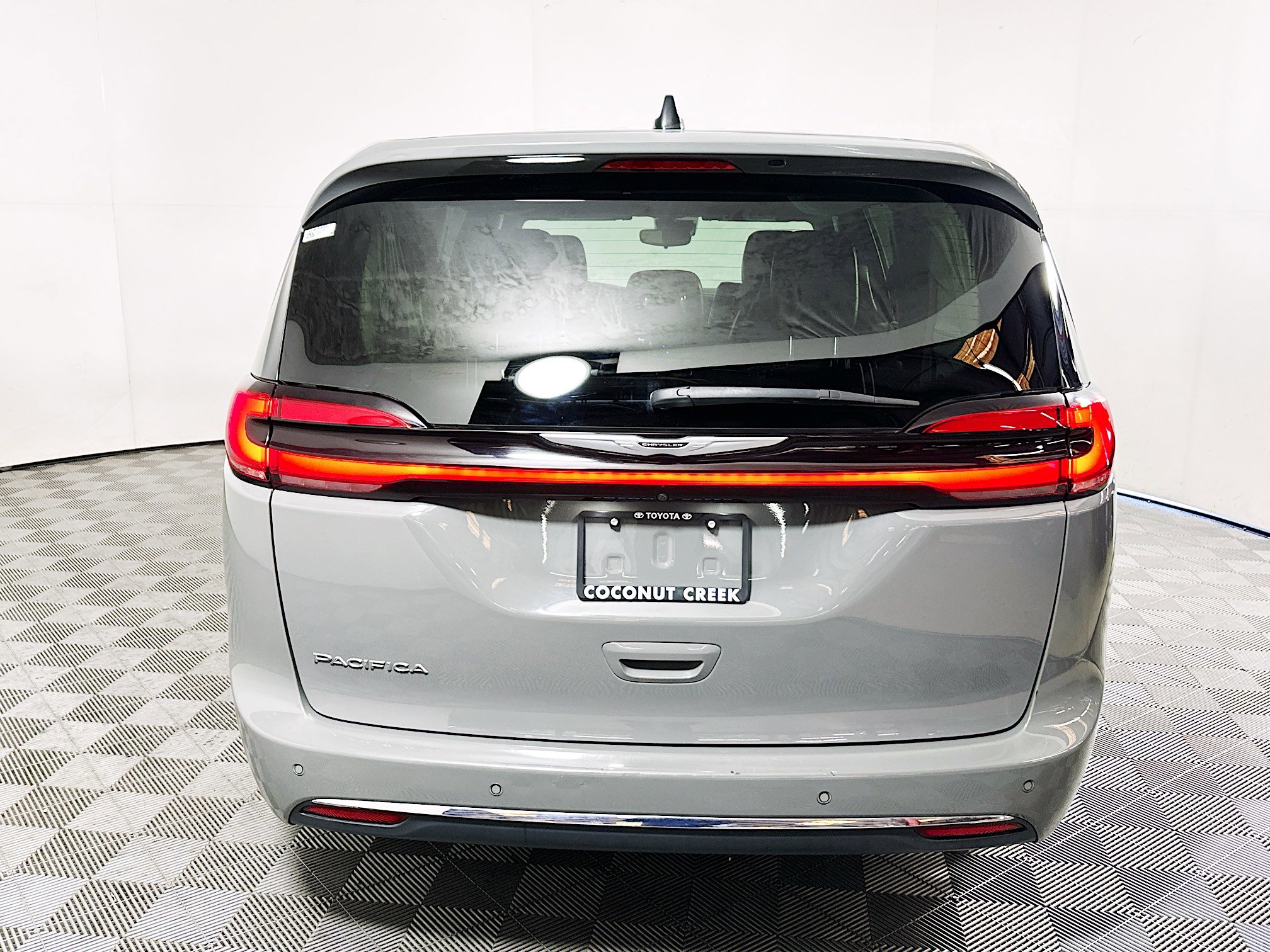 Used 2023 Chrysler Pacifica Touring-L FWD image 4
