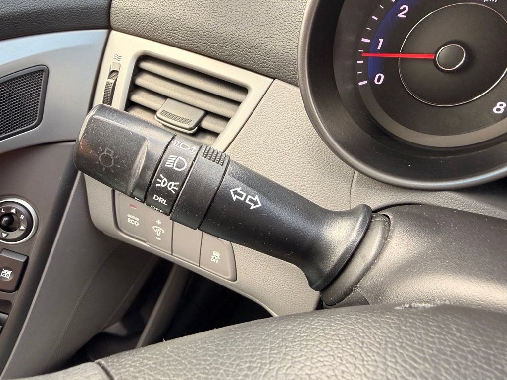Used 2015 Hyundai Elantra SE FWD image 19