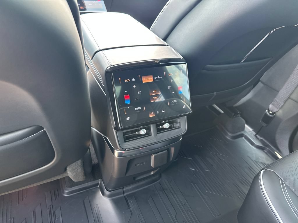 Used 2026 Cadillac Vistiq Platinum w/ LPO, Floor Liner Package AWD/4WD image 32
