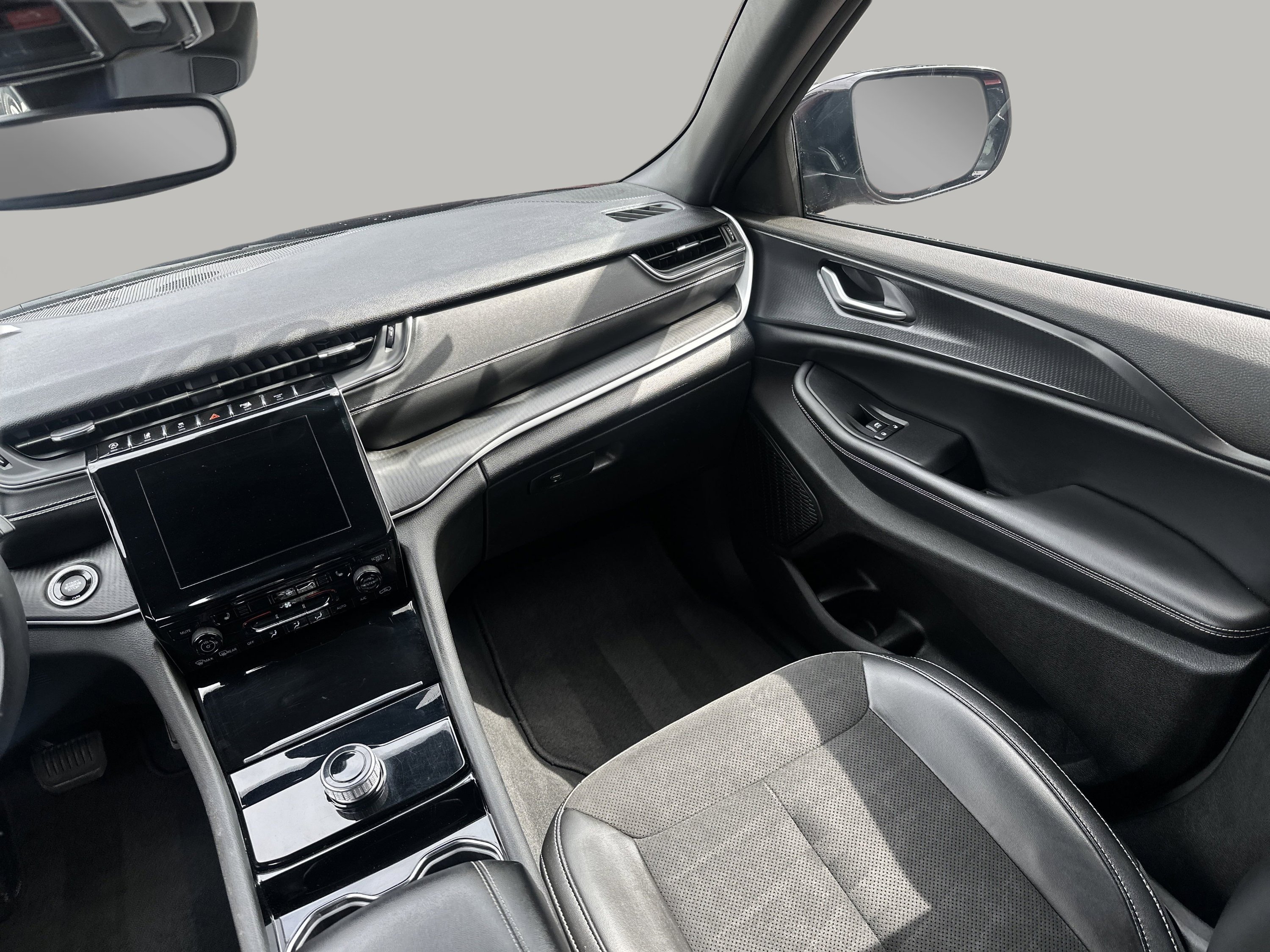 Used 2023 Jeep Grand Cherokee Altitude image 12