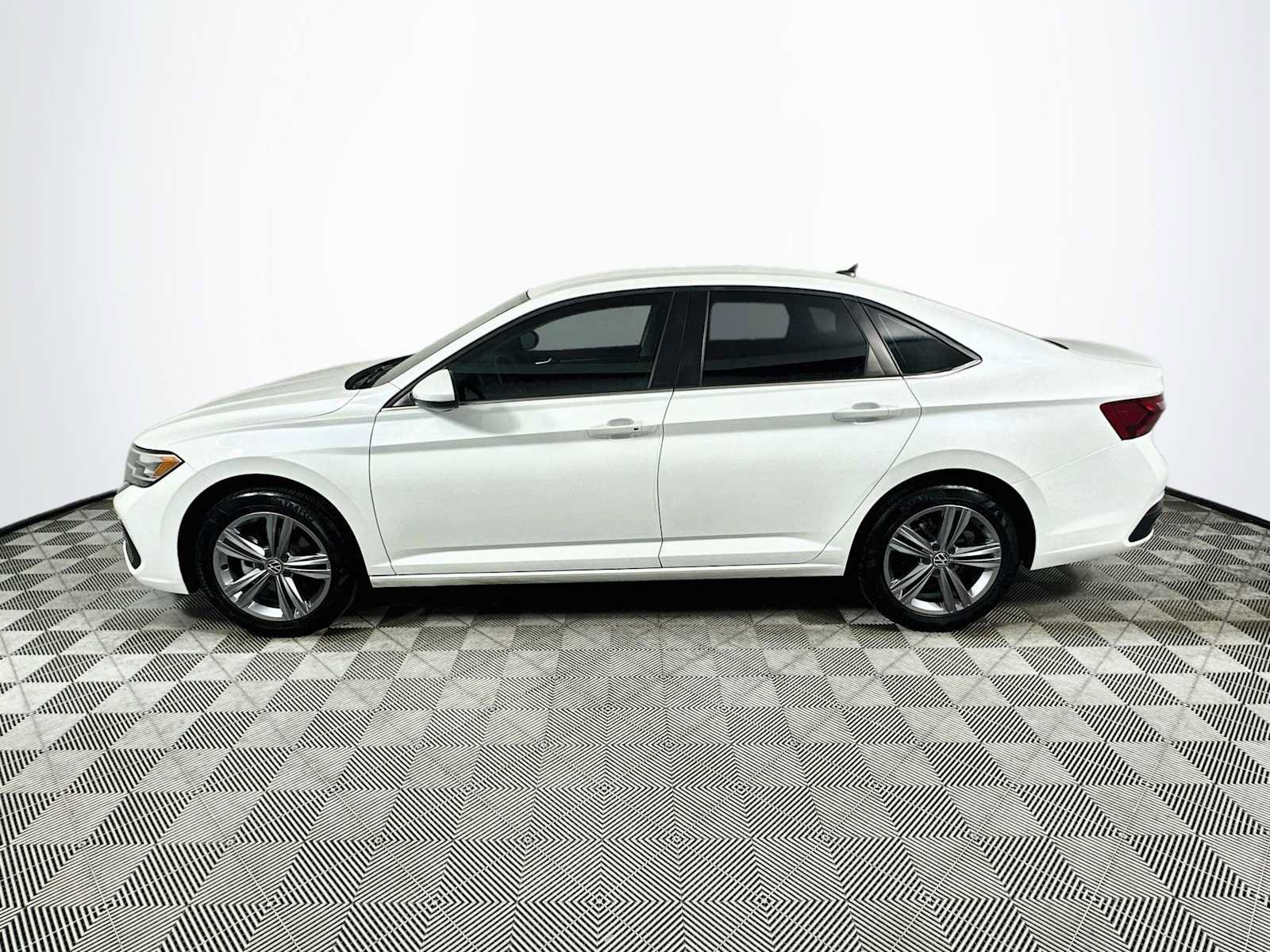 Used 2023 Volkswagen Jetta SE FWD image 4