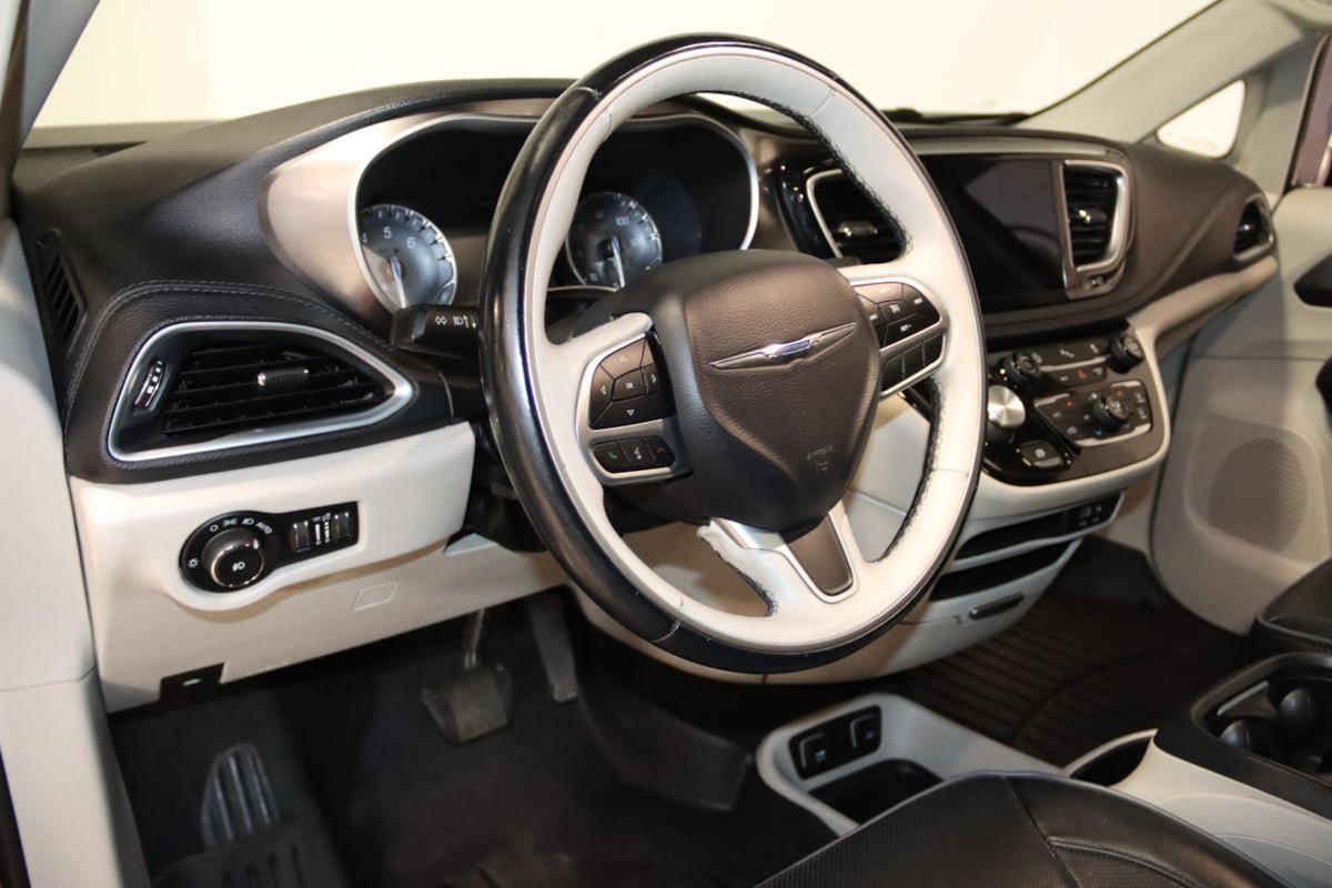 Used 2018 Chrysler Pacifica Limited FWD image 38