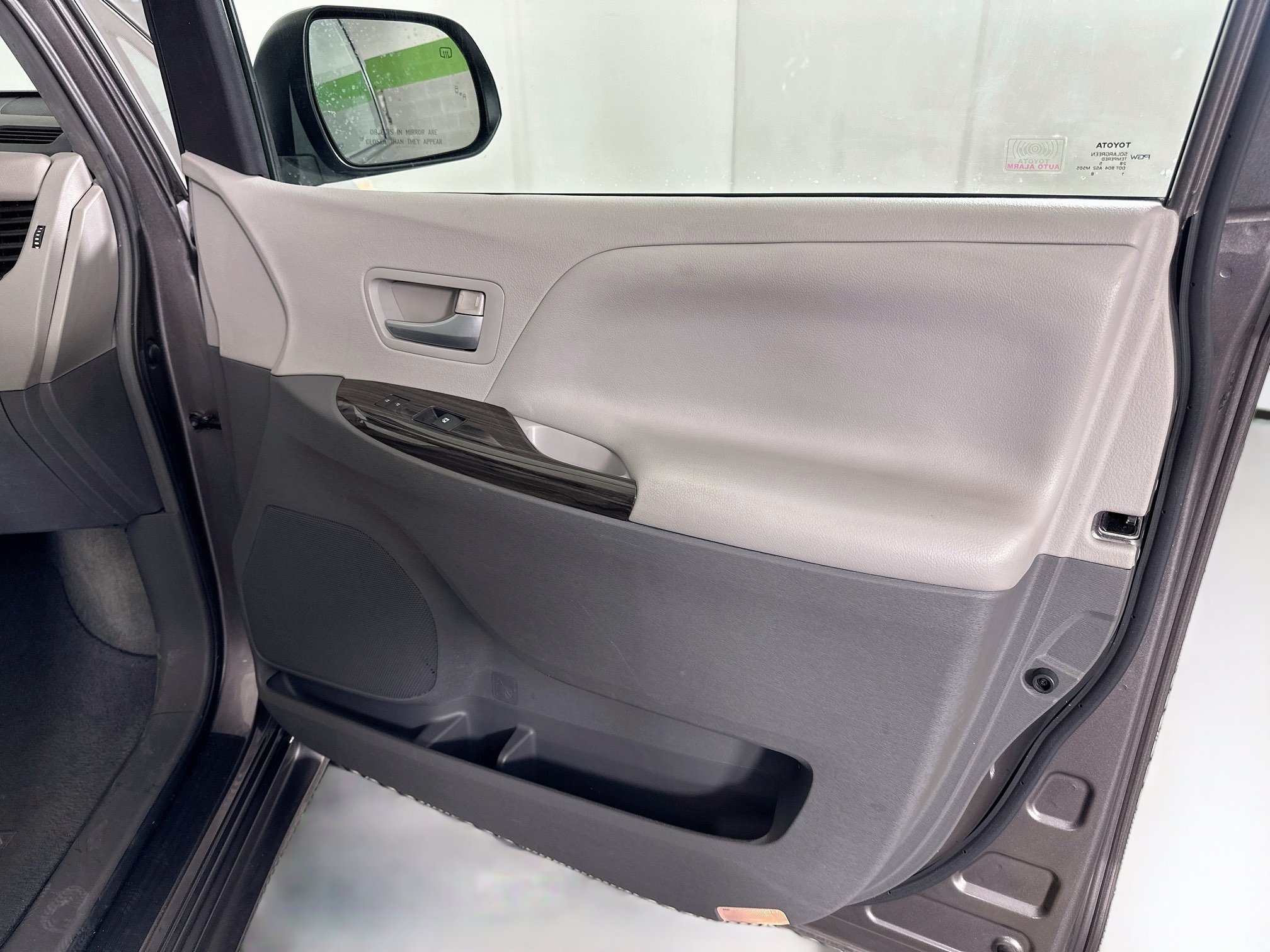 Used 2015 Toyota Sienna XLE w/ XLE Navigation Package FWD image 34