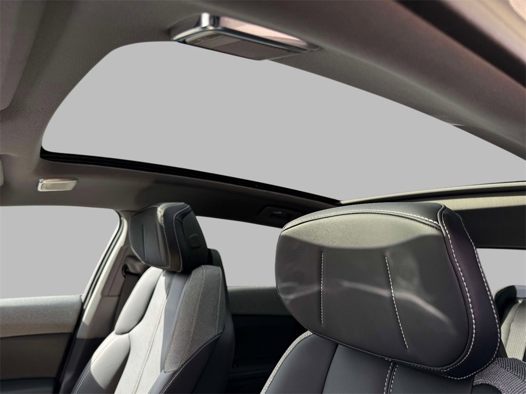 Used 2025 Cadillac Optiq Luxury 1 image 23