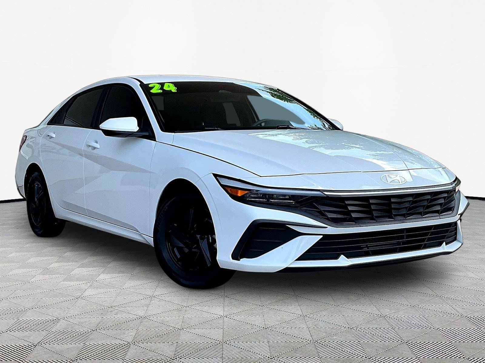 Used 2024 Hyundai Elantra SE FWD image 3