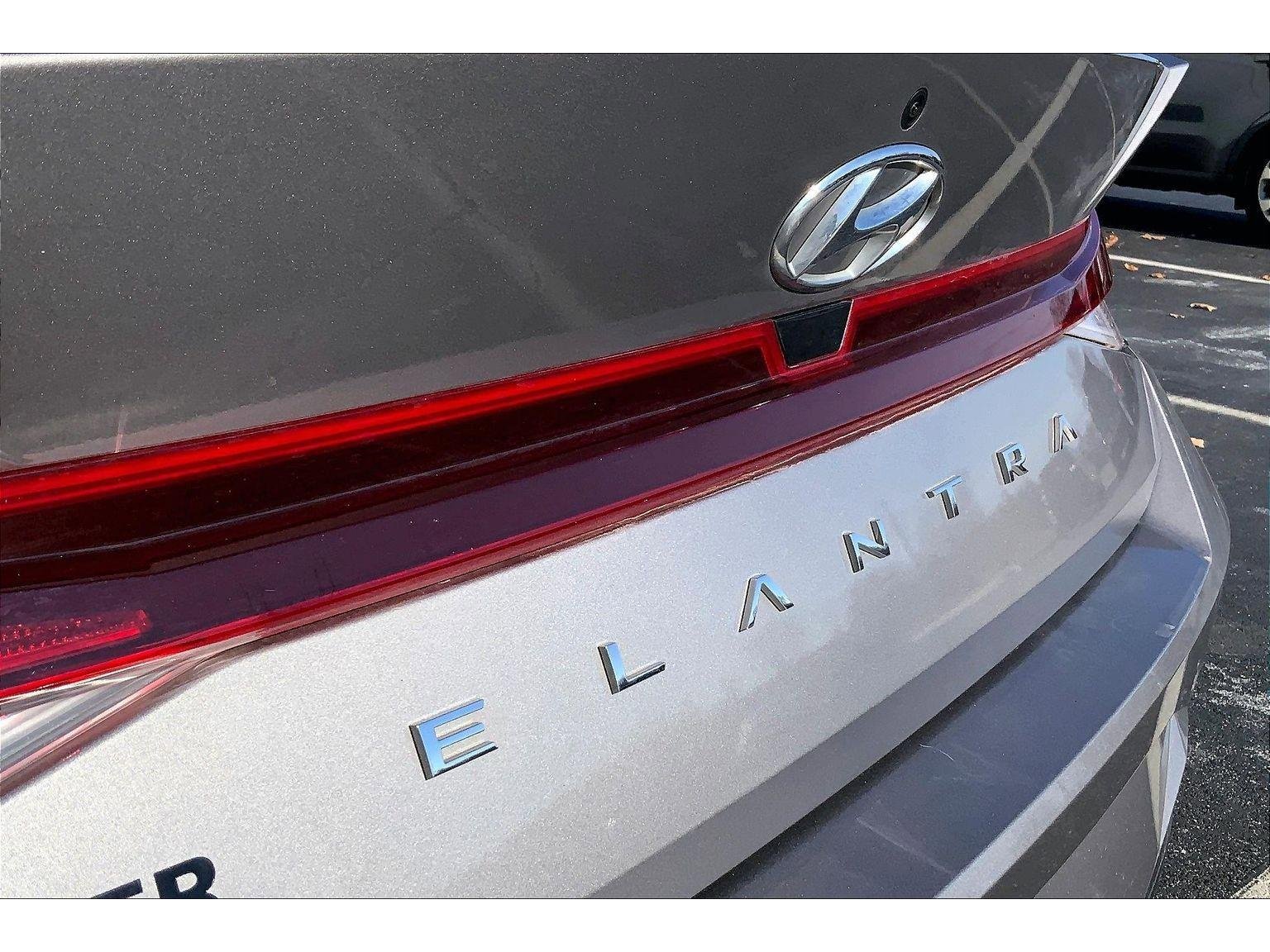 Used 2022 Hyundai Elantra SE w/ Cargo Package image 28