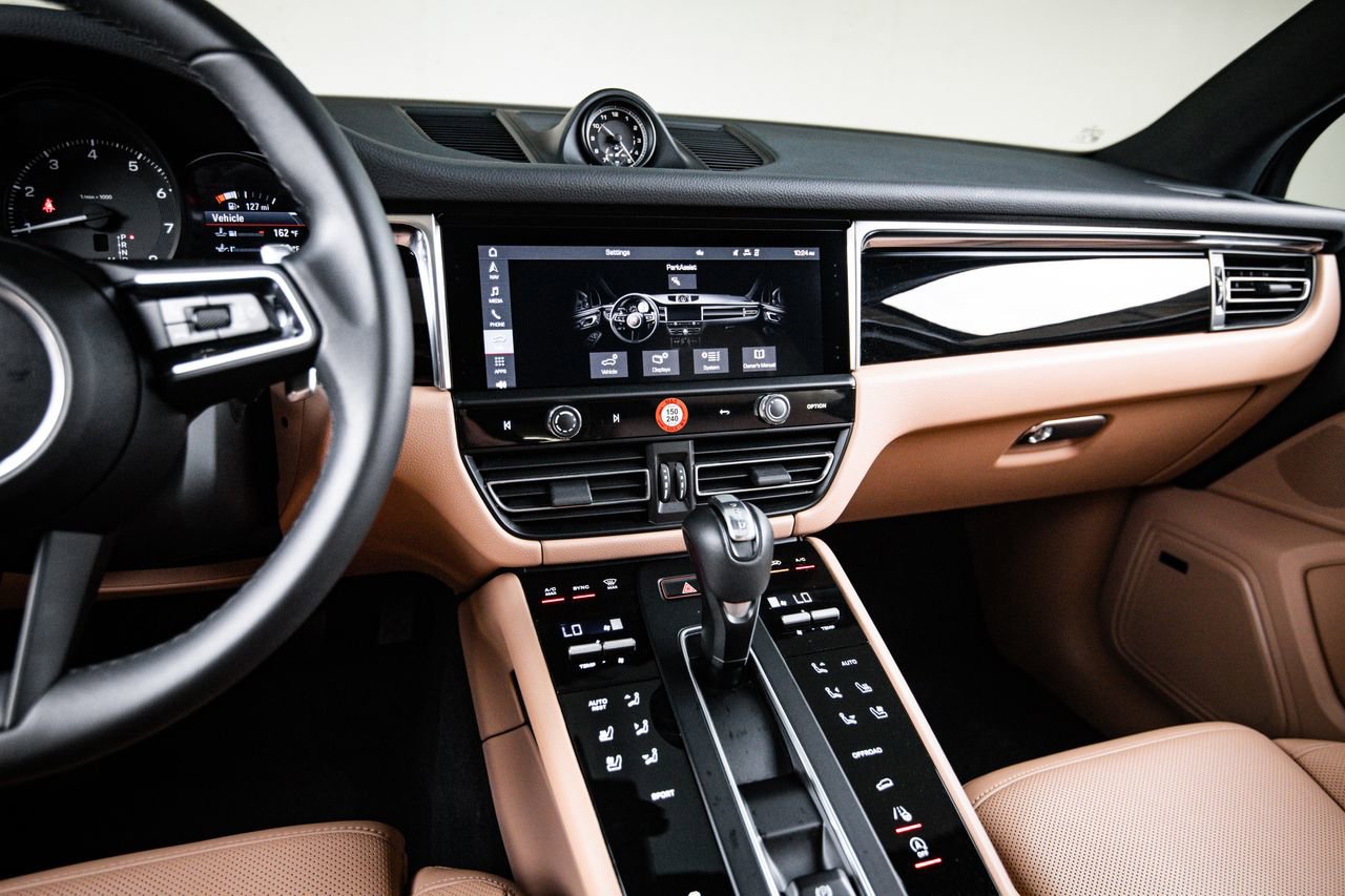 Certified 2025 Porsche Macan AWD/4WD image 19