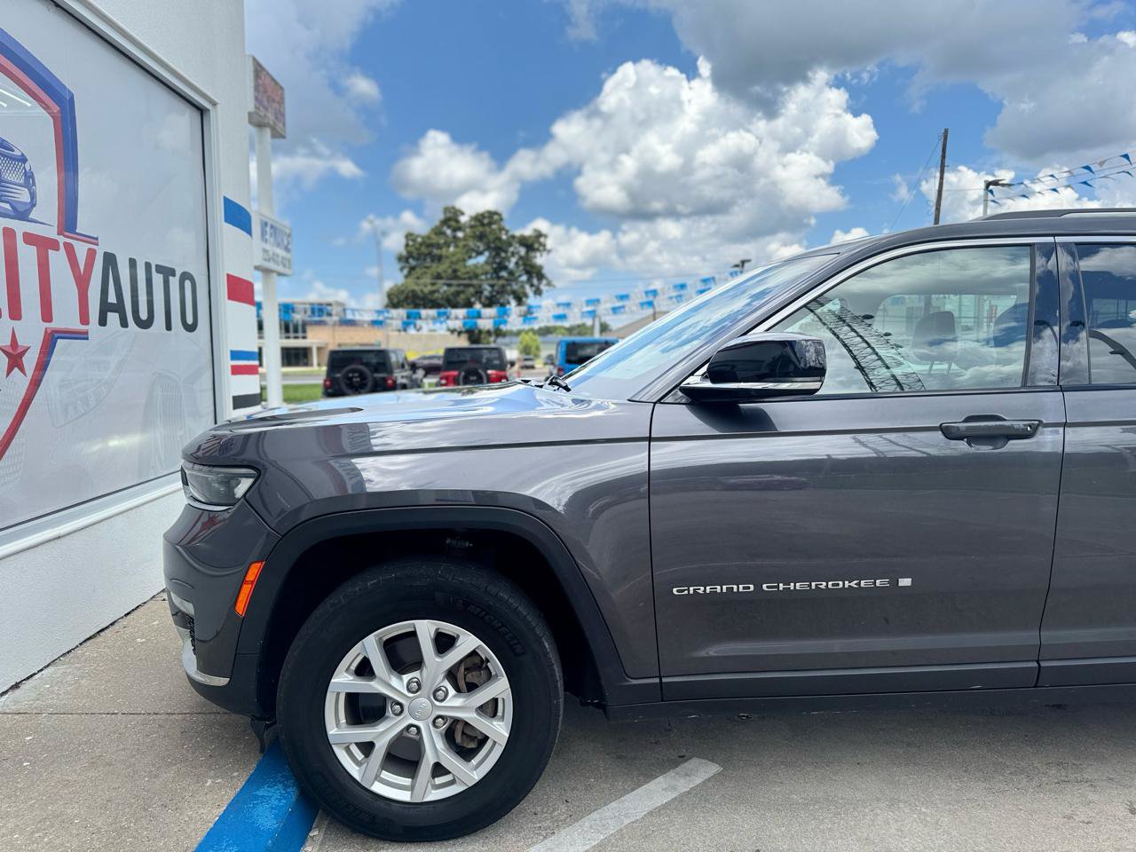Used 2023 Jeep Grand Cherokee L Limited AWD/4WD image 25