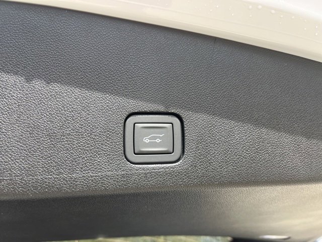 New 2025 Cadillac XT6 Luxury image 7