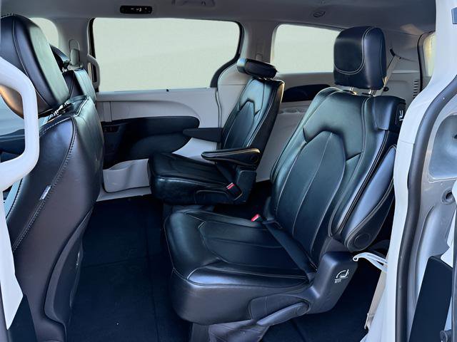 Used 2024 Chrysler Pacifica Touring-L FWD image 5
