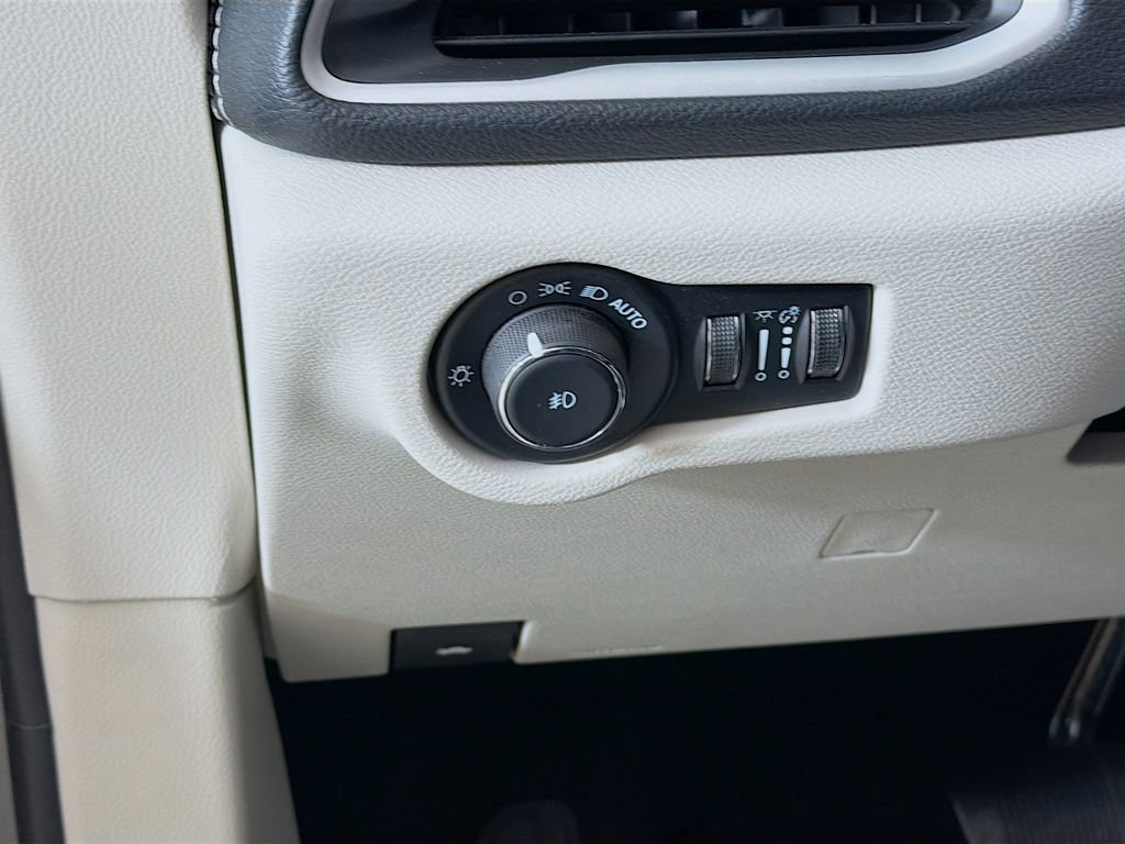 Used 2023 Chrysler Pacifica Touring-L AWD/4WD image 32