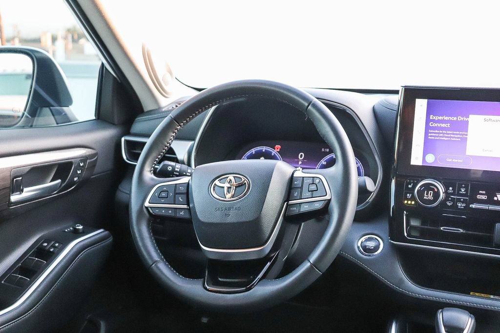 Used 2023 Toyota Highlander Platinum FWD image 17