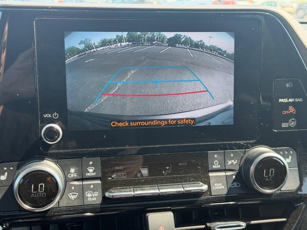 Used 2023 Toyota Highlander XLE AWD/4WD image 25